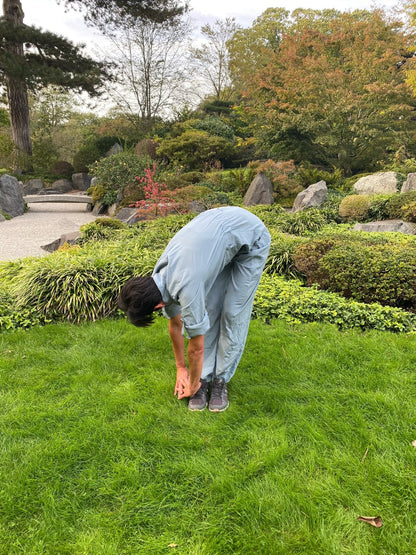 Moving Qi x Mozzie Cozzie hold those martial arts positions whilst avoiding biting insects during Qi gong, London's Kew Gardens.
